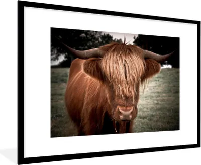 Produktbild von MuchoWow® MuchoWow® Gerahmtes Poster Schottisches Hochlandrind - Baum - Gras 90x60 cm - Poster mit zchwarzem Bilderrahmen - Wanddekoration - Fotos