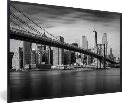 Produktbild von MuchoWow® MuchoWow® Gerahmtes Poster Architektur - New York - Brooklyn Bridge - Wasser - Schwarz und weiß 60x40 cm - Poster mit zchwarzem Bilderrahmen - Printing - Wanddeko Schlafzimmer
