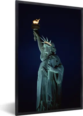 Produktbild von MuchoWow® Gerahmtes Poster Beleuchtete Freiheitsstatue bei Nacht in New York Amerika 60x90 cm - Poster mit Schwarzem Bilderrahmen Wandposter Rahmen Foto Bilder - Kunst