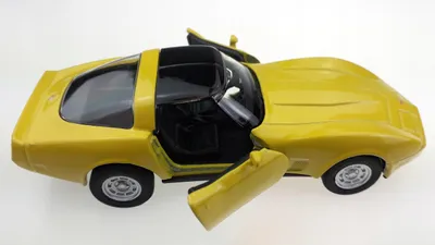 Produktbild von Welly Chevrolet Corvette Coupe 1982 Modellauto Gelb 1:34