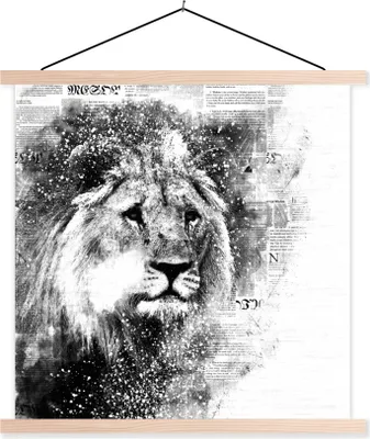 Produktbild von MuchoWow® Textilposter Löwe - Zeitung - Schwarz - Weiß 120x120 cm mit holzfarbenen Rahmen - Textil-Poster