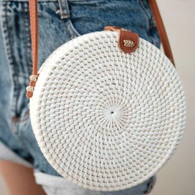 Produktbild von Famanu Runder Rattan Tasche Weiße Handgefertigte Umhängetasche mit Synthetischen Lederträgern - SENJA (weiß)