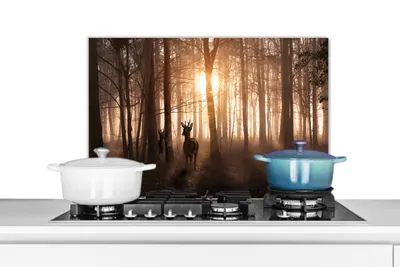 Obrázek produktu pro KitchenYeah® splashback kuchyně - kuchyňský splashback - ochrana stěny sporáku a dřezu - les - jelen - slunce - stromy - zima - příroda - zvířata 70x50 - hliníkový dibond (alternativa ke skleněnému splashbacku) -