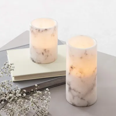 Produktbild von Lights4fun 2er Set LED Echtwachs Stumpenkerzen in Marmoroptik Timerfunktion 6 Stunden batteriebetrieben Kerzen mit Batterie und Timer Indoor Innen Weiß
