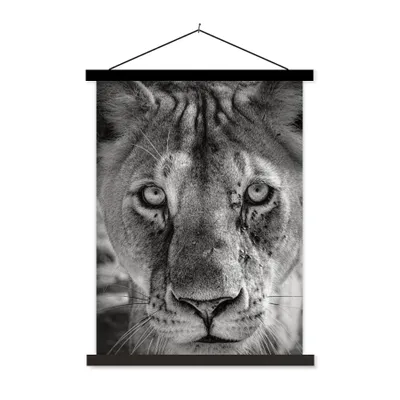 Produktbild von MuchoWow® Textilposter Tierprofil Löwin in schwarz und weiß 90x120 cm mit schwarzem Rahmen - Dekoration