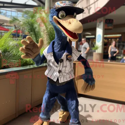 Produktbild von Maskottchen REDBROKOLY eines Velociraptors der Marine bekleidet mit Boardshorts und Hosenträgern