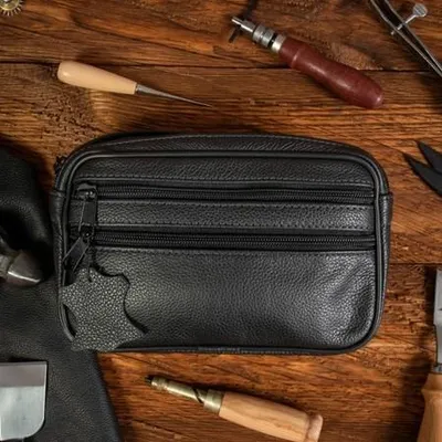 Produktbild von Belveder Herren Handtasche Leder mit zwei Fächern für Alltag und Dokumente, mittelgroße Ledertasche praktisch klassisch elegant Schwarz M2D