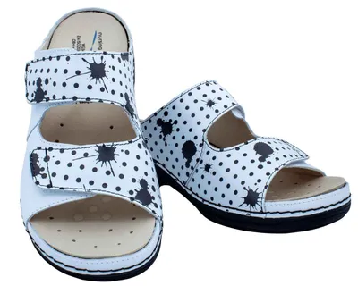 Productafbeelding van Nursing Care VIENA WG8F7510: dames slippers, wit met stippen, verkrijgbaar in maat 40