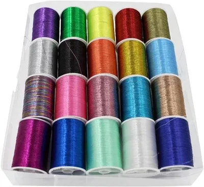 Produktbild von Metallischer Stickgarn-Set für Nähmaschine – Glitzerndes Stickgarn – Farbige Garne für handgefertigte Kreationen – 10 Spulen, weiß und