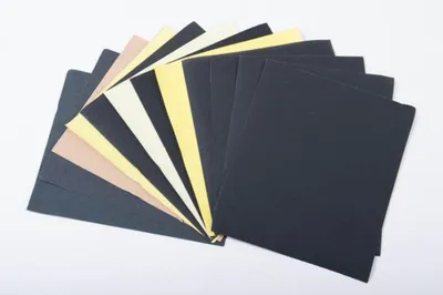 Image de 50 feuilles de papier abrasif de différentes granulométries 280 x 230 cm