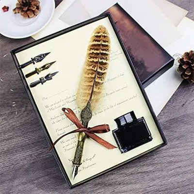 Immagine prodotto di Set da calligrafia con piume antiche, composto da 3 penne e inchiostro, ideale come regalo