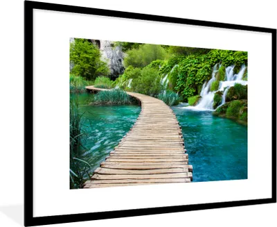 Produktbild von MuchoWow® Gerahmtes Poster Brücke - Wasser - Pflanzen - Wasserfall - Grün 90x60 cm - Poster mit Schwarzem Bilderrahmen Wandposter Rahmen Foto Bilder - Wanddekoration - Fotos