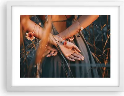 Produktbild von Gerahmtes Poster - Weißer Rahmen - Frau Hände Wiese - 40x30 cm - Wand Bild - Wanddeko - Wandbilder - Kunstposter - Wandposter - Bilderrahmen - Bilder - Kunstdruck - Wanddekoration - P2WAA40x30-5126