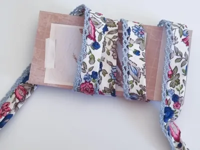Produktbild von Designer Popeline Schrägband Blümchen Mit Spitze Baumwolle Holland (Blau)