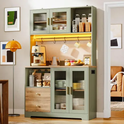 Productafbeelding van Hoge kast, 178 cm, met LED-verlichting, stopcontact, glazen vitrine, wijnrek, groen met een houtlook werkblad.