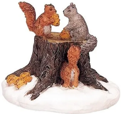 Dekorative Darstellung von drei Backenhörnchen auf und um einen Baumstumpf.
