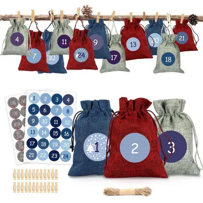 Produktbild von Adventskalender zum Befüllen Stoff 24 Stück Rot Blau Grau 10x14cm mit Zahlen Aufklebern Seil & Klammern