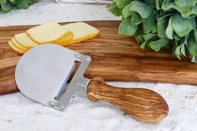 Produktbild von Käsehobel DESIGN mit gedrechseltem Griff aus Olivenholz