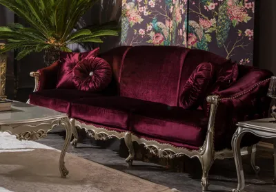 Productafbeelding van Luxueuze driezitterbank. Stoffen bank met design, geschikt voor een stijlvolle inrichting. Kleur: Bordeaux