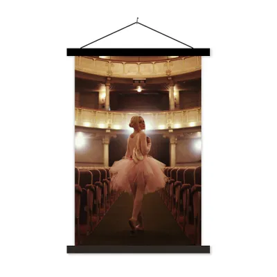 Produktbild von MuchoWow® Textilposter Ballerina mit rosa Tutu in einem Theater 60x90 cm mit schwarzem Rahmen - Poster Wohnzimmer
