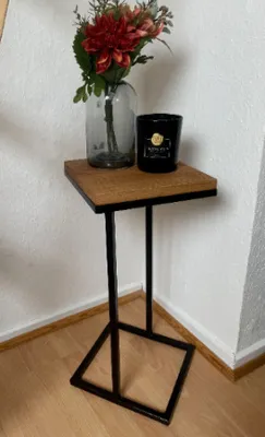 Produktbild von Beistelltisch massive Eiche geölt, schwarzes Metall, 25 cm Breite, 55 cm Höhe