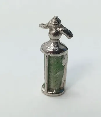 Produktbild von Miniatur Sodaflasche aus Metall für 1:12 Puppenhaus. 2,6 cm hoch.