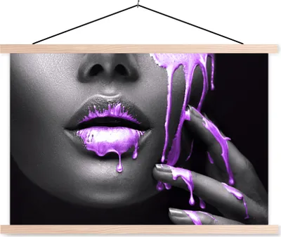 Produktbild von MuchoWow® Textilposter Lippen - Lila - Schwarz 120x80 cm mit holzfarbenen Rahmen - Aufhängeset