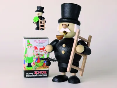 Obrázek produktu pro Kouřící muž zametač potravin s žebříkem + vonné svíčky ŠxV 8,5x12,2cm NOVINKA