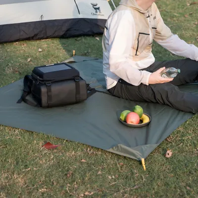Immagine prodotto di Coperta da picnic, 140 x 150 cm, impermeabile, con 4 picchetti, pieghevole, ideale per il campeggio