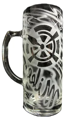 Produktbild von Personalisierter Bierkrug 0,5 l mit Dartlogo und Namen