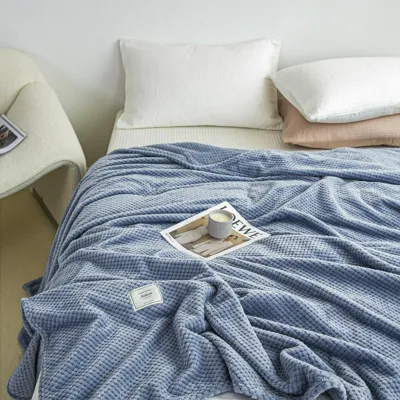 Produktbild von Kühlende Decke aus Milchfleece mit Jacquardmuster, ideal für Sommer, kalte Nächte, als Einzeldecke für Sofa, Bett oder Büro.