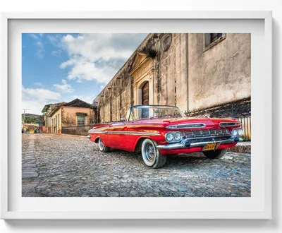 Produktbild von Rotes altes Auto im kolumbianischen Viertel– Wandbild mit Rahmen – Gerahmtes Bild  – Wanddekoration – 80x60 cm –  Weiß Rahmen