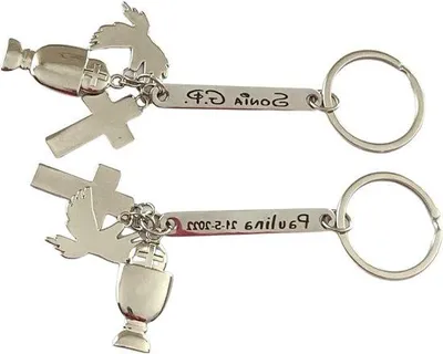 Productafbeelding van Persoonlijke sleutelhanger als communiegeschenk met kruis, duif en kelk, 13 x 2 cm, zwart