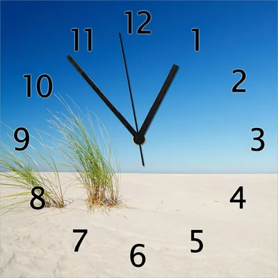 Produktbild von Wallario Design Wanduhr Sandstrand unter blauem Himmel aus Echtglas, Größe 30 x 30 cm