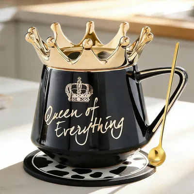 Immagine prodotto di Tazza in Vetroceramica con coperchio e cucchiaino, capacità 350 ml, colore nero, scritta "Queen of Everything"