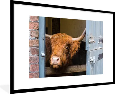 Produktbild von MuchoWow® Gerahmtes Poster Schottischer Highlander - Bauernhaus - Scheune 90x60 cm - Poster mit Schwarzem Bilderrahmen Wandposter Rahmen Foto Bilder - Wanddekoration - Fotos