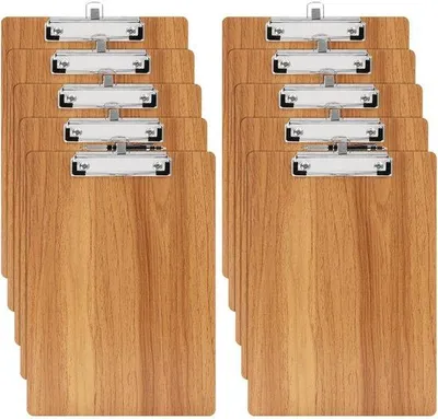 Productafbeelding van Unyqoos® 10-delige set houten A4-klemborden met geïntegreerde pennenhouder en uitschuifbare ophanghaak – voor kantoor, school en horeca