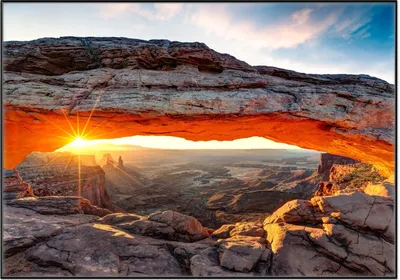 Produktbild von Wallario Wandbild Sonnenstrahl am Horizont  Leuchtende Felsspalte, Größe: 70,30 x 100,30 cm, Poster mit schwarzem Aluminiumrahmen