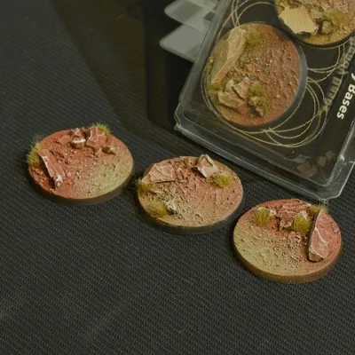 Immagine prodotto di Gamers Grass - Badland Bases 3Stk. - Basi pronte per la battaglia, 50 mm