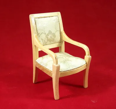 Produktbild von Stuhl mit Armlehnen aus Holz von Creal, lakiert. Für 1:12 Puppenstuben. 8x5x5cm.