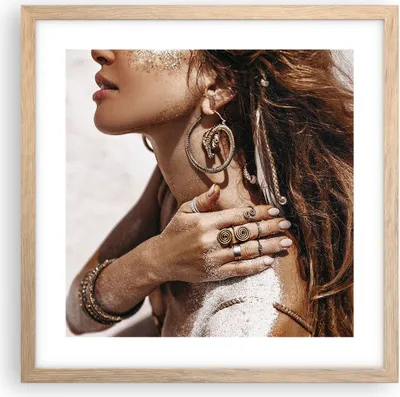 Produktbild von Gerahmtes Poster - Rahmen in heller Eiche - Sand Frau Schmuck - 40x40 cm - Wand Bild - Wanddeko - Wandbilder - Kunstposter - Wandposter - Bilderrahmen - Bilder - Kunstdruck - P2NAC40x40-4802