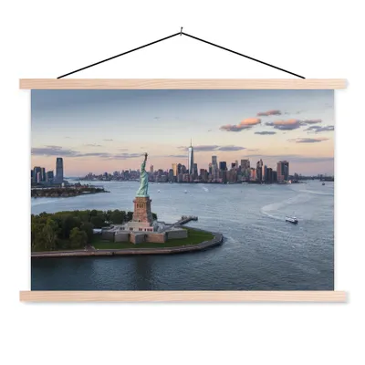 Produktbild von MuchoWow® Textilposter New York - Freiheitsstatue - Skyline 120x80 cm mit holzfarbenen Rahmen - Aufhängeset