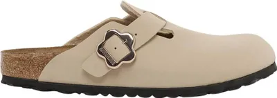 Image de Achetez les Birkenstock Boston Flower Buckle Beige chez Kicksshop. Des sandales pour enfants beiges confortables, dotées d'une semelle iconique et d'une boucle élégante.