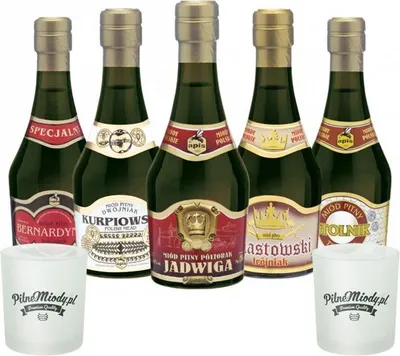 Produktbild von Set mit 5 Mets (Honigwein Półtorak-Eineinhalber/ 2x Dwójniak-Halber / 3x Trójniak-Drittel) mit 2 Bechern | 1250ml | 13-16% Alkohol Metwein | Polnische Produktion