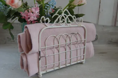 Produktbild von Charmanter nostalgischer Serviettenhalter ANTIQUE in weiß Shabby Chic