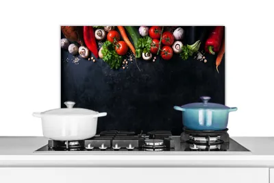 Obrázek produktu pro KitchenYeah® Kitchen splashback - kuchyňský splashback - ochrana stěny sporáku a dřezu - zelenina - bylinky - koření - černá - rustikální - kuchyně 70x50 - hliníkový dibond (alternativa ke skleněnému splashbacku) -