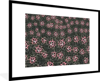 Produktbild von MuchoWow® Gerahmtes Poster Leopardenmuster - Rosa - Grau - Tiere 90x60 cm - Poster mit Schwarzem Bilderrahmen Wandposter Rahmen Foto Bilder - Wanddekoration - Fotos