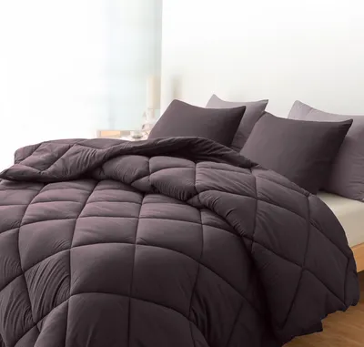 Produktbild von Sleep Comfy Deluxe 2-in-1 All Year Bettdecke 240x220 cm Black Bean - Bettdecke ohne Bezug mit 2 Kissenbezügen 60x70 cm, Atmungsaktiv