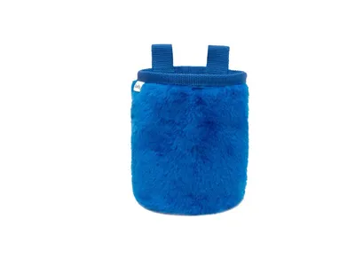 Blauer Chalkbag Basic von Crafty Climbing; weich und flauschig; mit zwei Schlaufen.