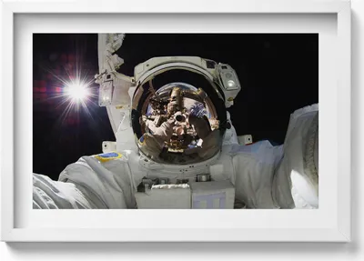 Produktbild von NASA-Astronaut im Weltraum– Wandbild mit Rahmen – Gerahmtes Bild  – Wanddekoration – 60x40 cm –  Schwarz Rahmen